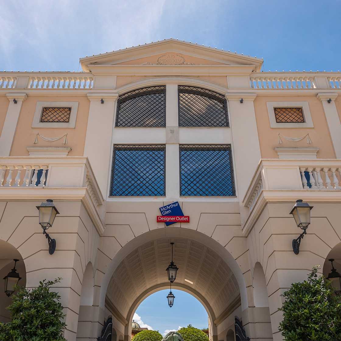 Main entrance La Reggia Designer Outlet